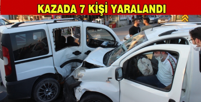 İki Ticari Araç Kavşakta Çarpıştı