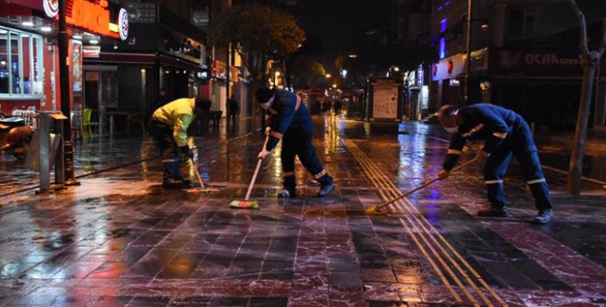 Cadde Ve Sokaklar Yıkandı