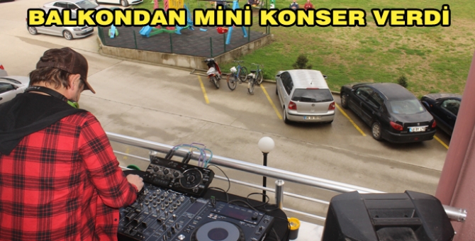 Dj Uğur Balkondan Site Sakinlerine Şarkı Söyledi