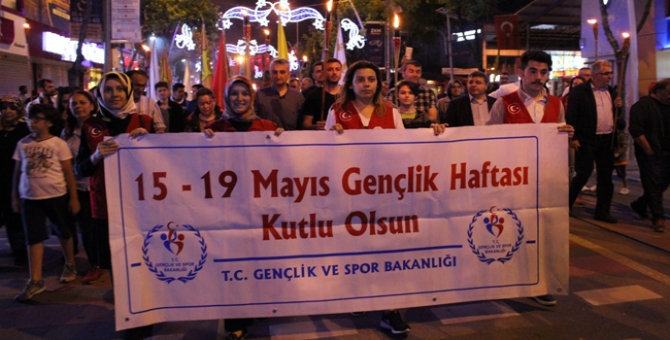 Düzce'de 19 Mayıs Kutlamaları Fener Alayı İle Başladı