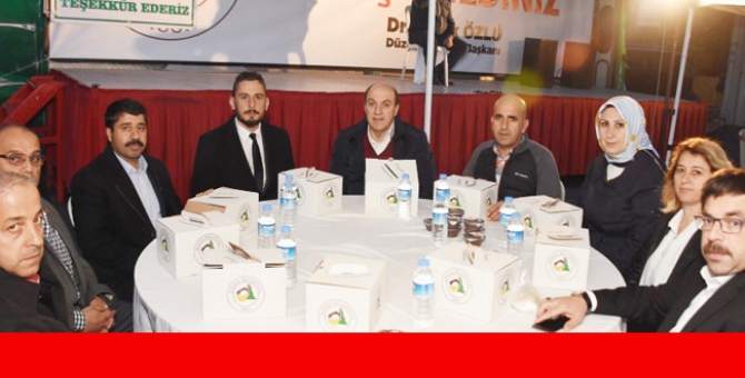 Mahalle Sakinleri İle Orucunu Açtı