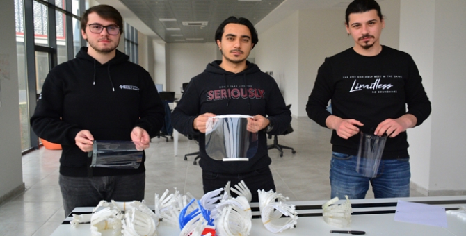 Öğrenciler Maske Üretimi Yapıyor