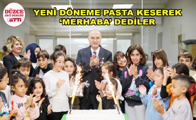 Öğrencilerle pasta kestiler