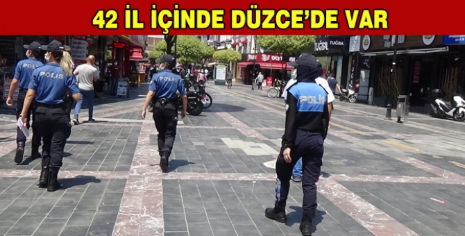 Polisi Gören Maskesini Taktı