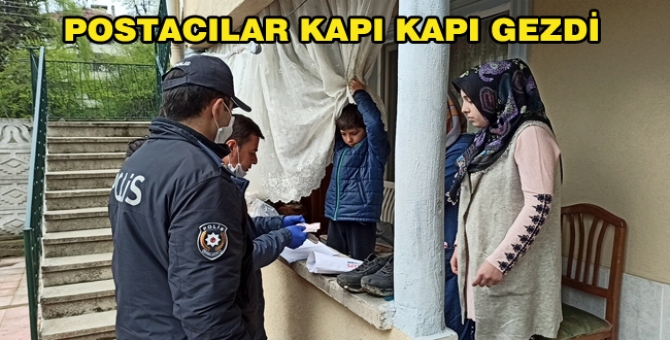 Postacılar Kapıyı Para Vermek İçin Çaldı