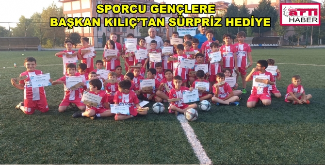 Sporculara Saat Hediye Etti