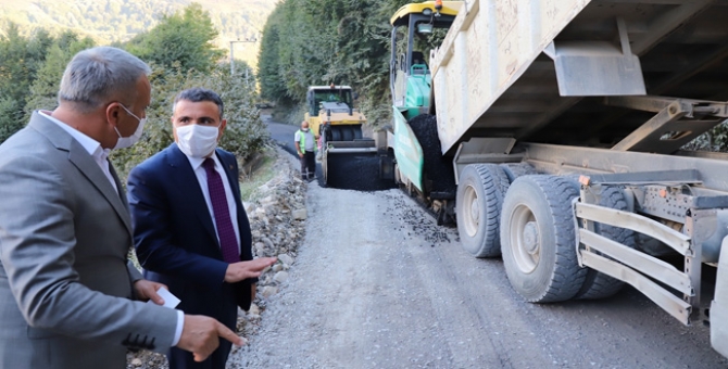 Vali Atay, Asfalt Serme Çalışmasını İnceledi